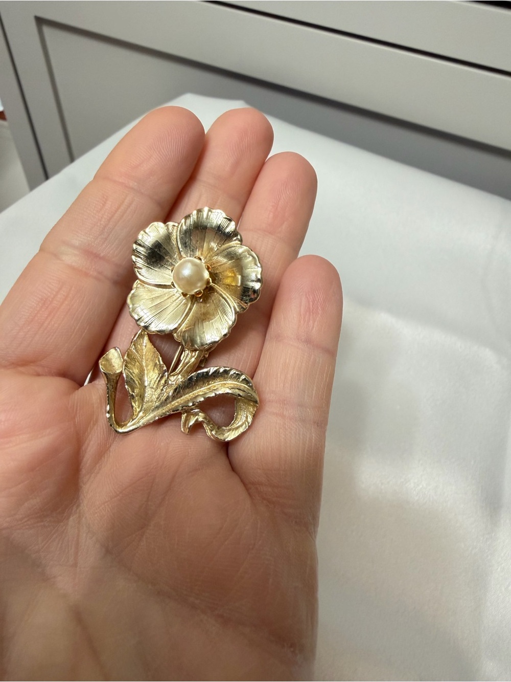🌸 Vintage Gold-Tone Floral Brooch with Faux Pearl 🌸